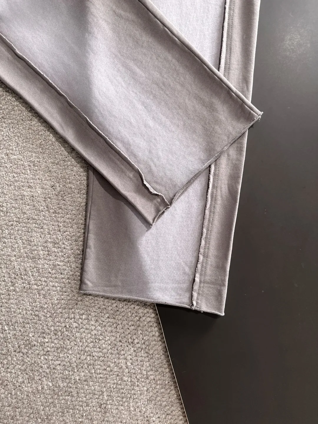 Next day shipment P360 Stone lsland/Stone Island Exclusively launches 25ss autumn and winter new high-quality trousers. Compare real-life details at will. Craftsmanship that ordinary small workshops cannot copy. Top-level ZP development. Unique imported fabric feel. Purely imported German machine production. Precision operation. Ten thousand needle density. A pair of trousers with rich details. You can see the development strength. A full set of new accessories are customized simultaneously. Simple yet elegant. Soft, delicate and comfortable. The upper body is versatile and fashionable. A perfect choice for autumn and winter. A must-have item. Loose fit. Please refer to the size chart when placing an order: S to XL (or state your height and weight when placing an order)